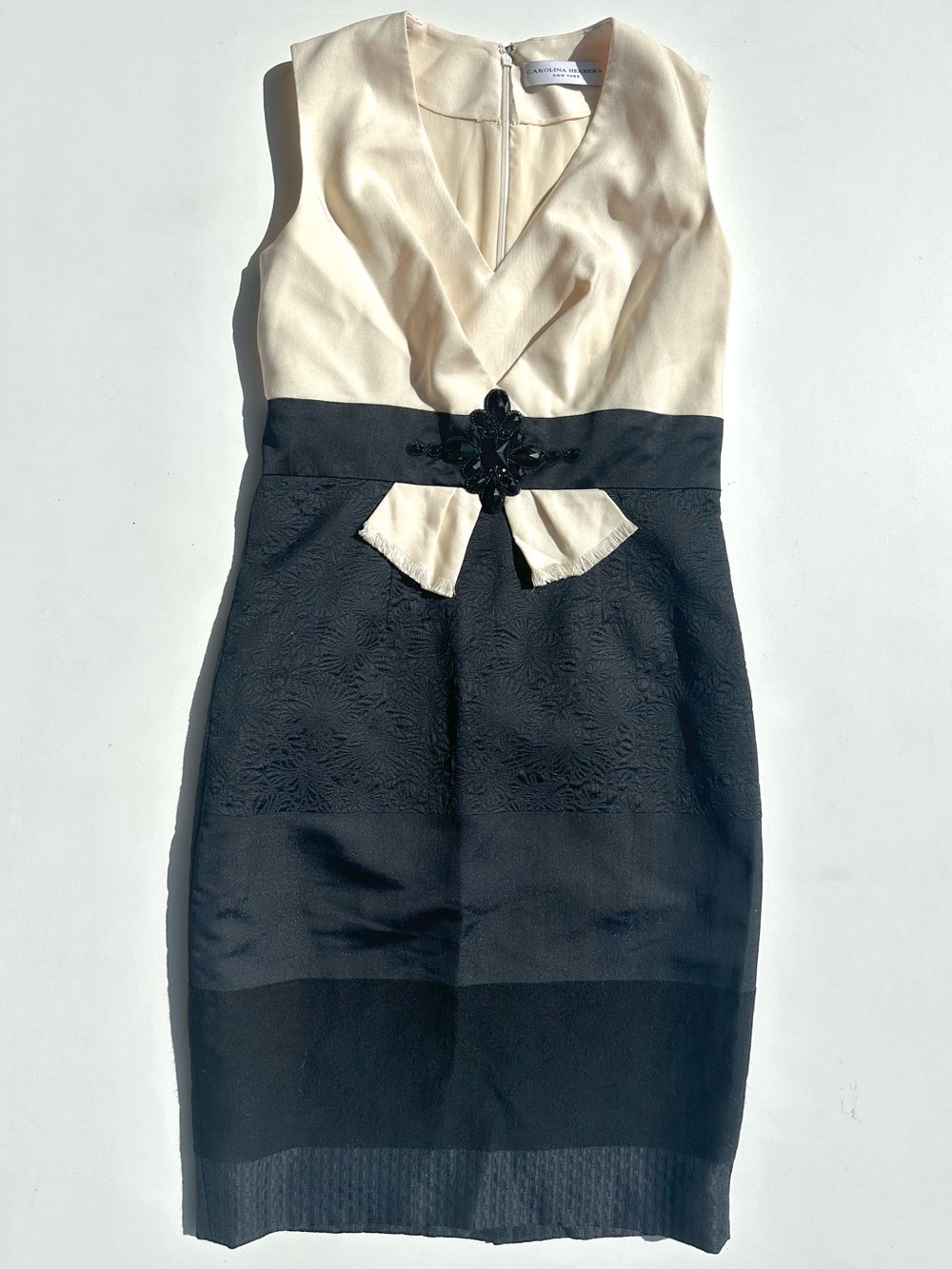 Carolina Herrera Sleeveless Ivory Black Sheath Dress Crystal Embellished Waist 8
